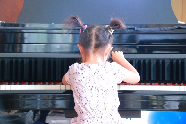 ピアノを子どもに習わせるなら